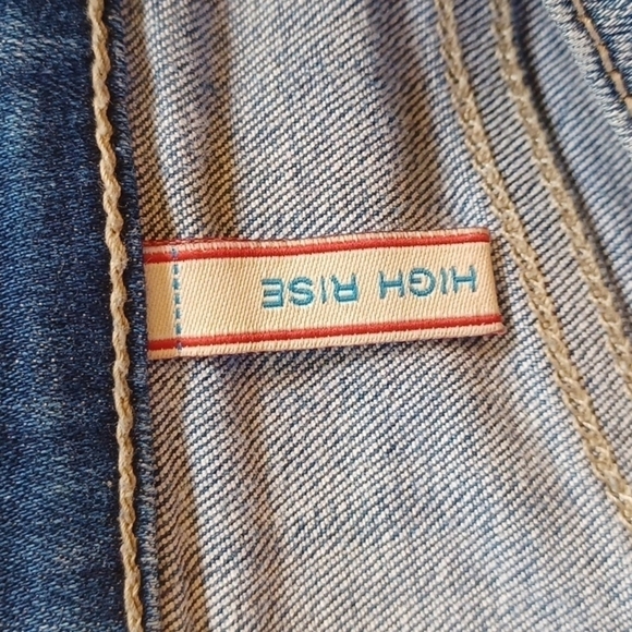 sneek peek dark wash pair of shorts. Freyed hems even. Size medium. - Picture 5 of 9